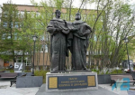 Памятник святым Кириллу и Мефодию в сквере у Областной научной           библиотеки г. Мурманска